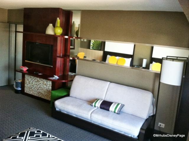Tower Room 4432 - Day Bed and TV