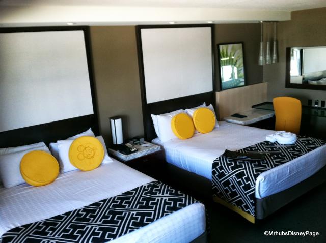 Tower Room 4432 - Beds and Desk