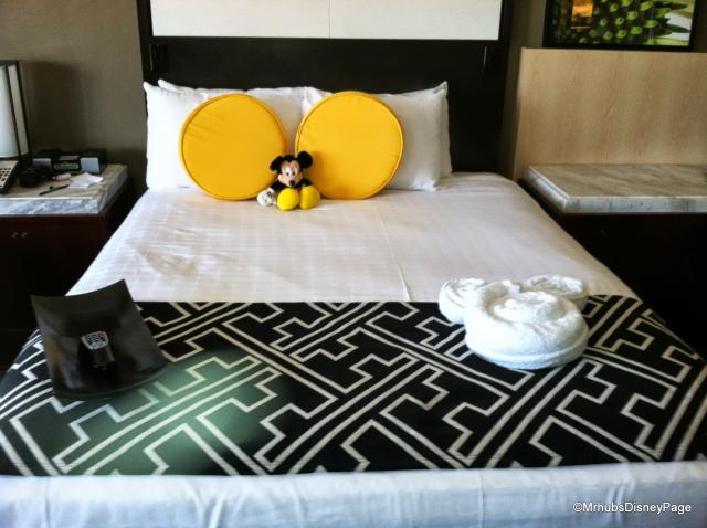 Tower Room 4432 - Bed detail and towel art