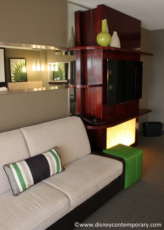 Daybed and television in room 4428